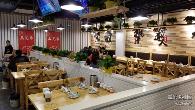 邊吃烤串邊看球