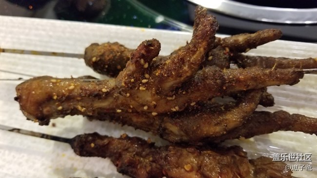 邊吃烤串邊看球