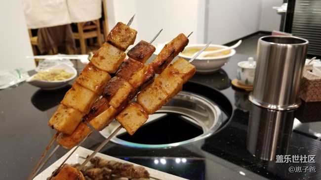 邊吃烤串邊看球