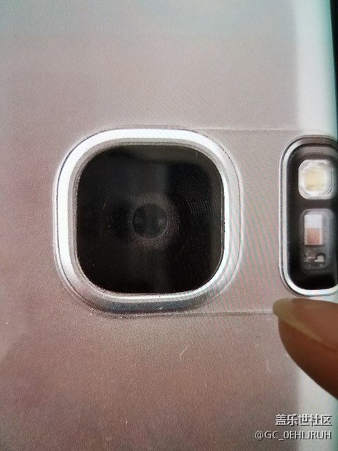 S7edge后置鏡頭和后蓋有縫隙