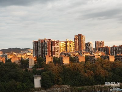 夕陽余輝下的半坡建筑