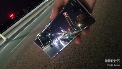 鏡中的世界，讓現(xiàn)實(shí)很美……