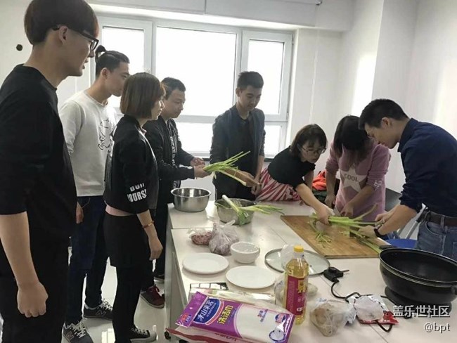 新疆分公司庫爾勒小區(qū)奔跑團(tuán)--好吃不過餃子，溫暖不過團(tuán)隊