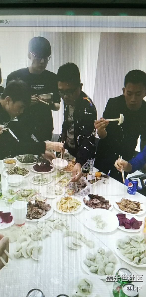 新疆分公司庫爾勒小區(qū)奔跑團(tuán)--好吃不過餃子，溫暖不過團(tuán)隊