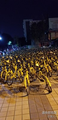 夜光下的小黃車