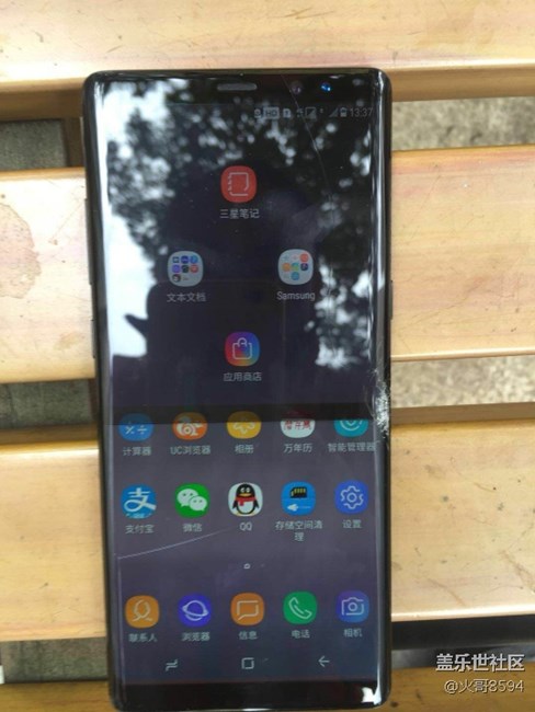 裸奔感覺真好 屏幕已碎……