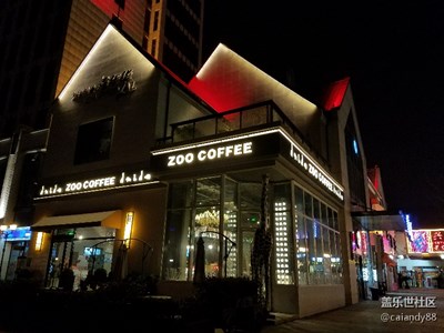 夜幕下的小廣場