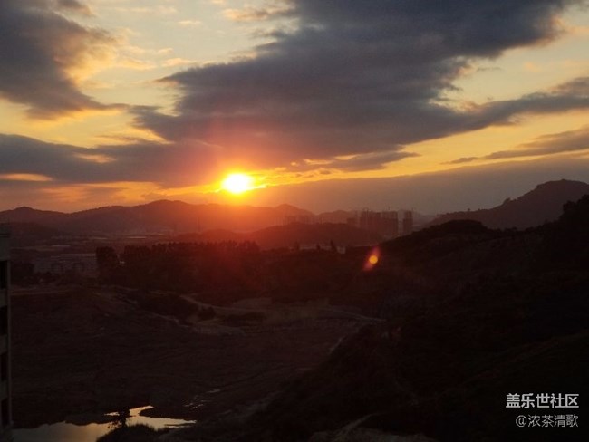 拍照時(shí)預(yù)覽視頻和成像后圖片中有個(gè)亮點(diǎn)怎么回事？