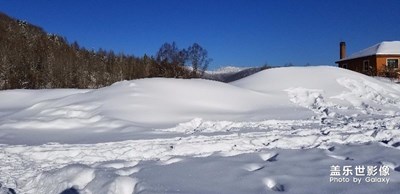 千里冰封，萬(wàn)里雪飄
