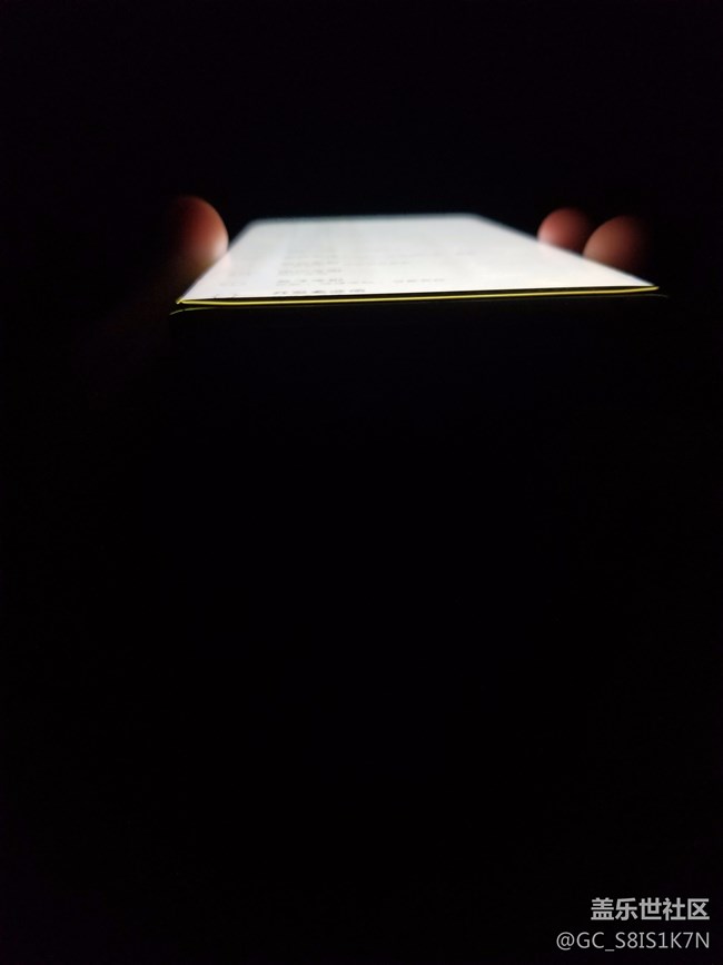 屏幕特性，并不是所謂的漏光。