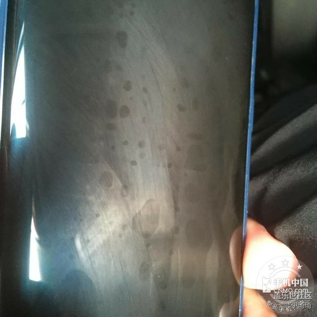 s8未貼膜，息屏狀態(tài)下，屏幕能看見水印一樣的斑塊