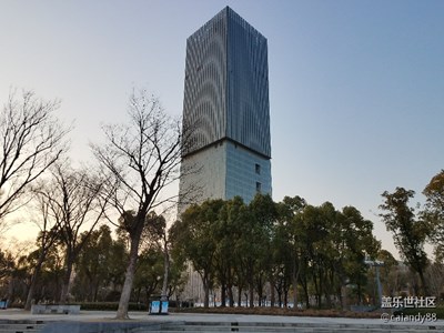 錯(cuò)位的大樓