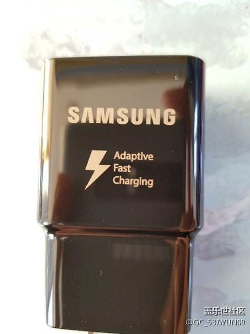 剛買的充電器，大神幫忙鑒別真假