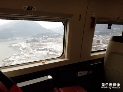 在飛馳的高鐵上拍雪景