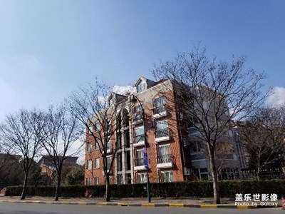 藍(lán)天下的建筑