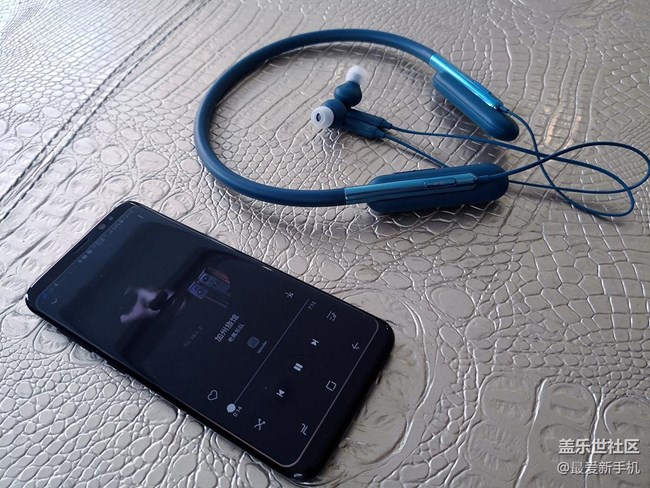 超長(zhǎng)待機(jī)的三星U Flex彈力項(xiàng)圈耳機(jī)，可以說(shuō)是旅途中的神器了