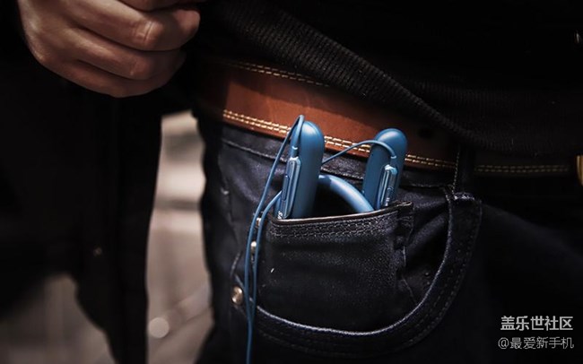 超長(zhǎng)待機(jī)的三星U Flex彈力項(xiàng)圈耳機(jī)，可以說(shuō)是旅途中的神器了