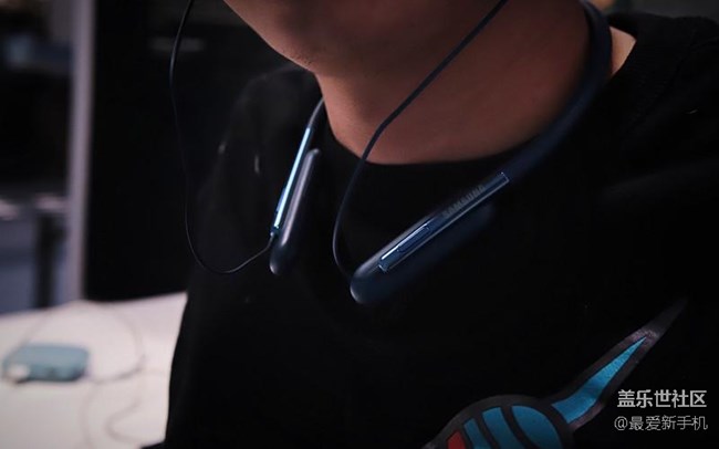 超長(zhǎng)待機(jī)的三星U Flex彈力項(xiàng)圈耳機(jī)，可以說(shuō)是旅途中的神器了