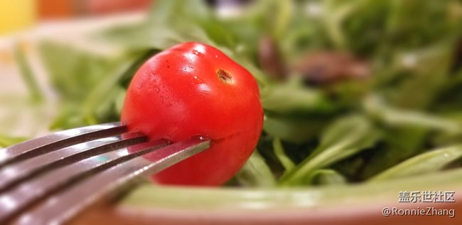 薩莉亞擺拍，多多指點(diǎn)