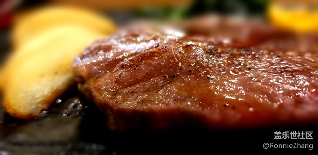 薩莉亞擺拍，多多指點(diǎn)