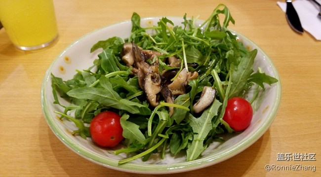 薩莉亞擺拍，多多指點(diǎn)