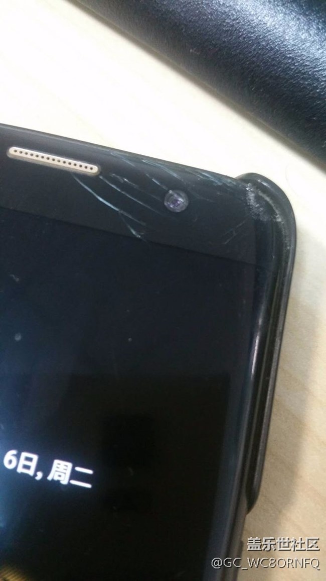 終于，屏幕摔碎了