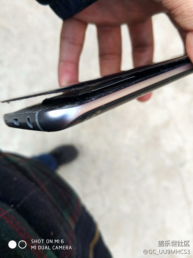 手機(jī)后蓋跟機(jī)體分開了，有同樣的么？