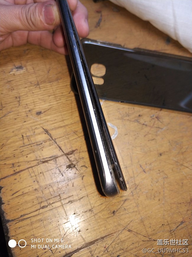 手機(jī)后蓋跟機(jī)體分開了，粘不住了？