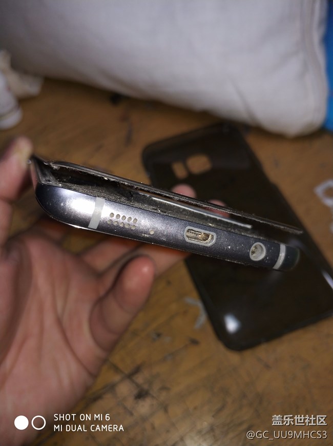 手機(jī)后蓋跟機(jī)體分開了，粘不住了？