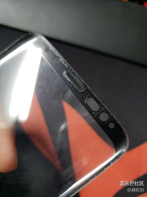 大家的鋼化膜都是這樣懸浮在屏幕上面的嗎？