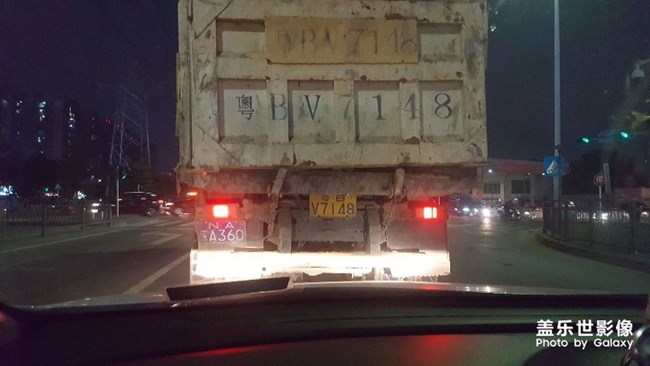 這個(gè)怎么兩個(gè)牌，有誰知道怎么回事嗎？