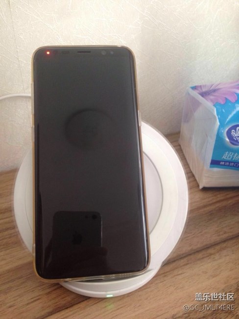 這是啥情況，一個綠燈一個紅燈。。？