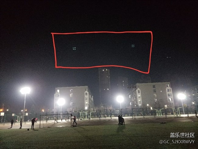 大家?guī)兔匆幌拢琒8夜景拍照為什么這樣?