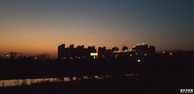 水中樓，樓邊水，不一樣的高樓林立