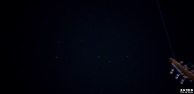 手持，東京八王子酒店門外，北斗星！