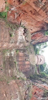 腳踏三江，背負(fù)九峰，遠(yuǎn)眺峨眉，近瞰樂(lè)山，雄偉壯觀。