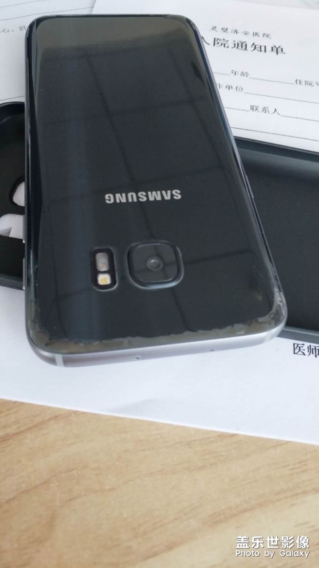 三星s7玻璃成這樣了，還有前面也是，也不防水了