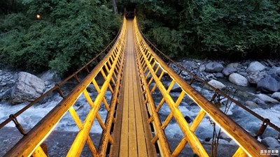 黃昏最美時刻拍客棧吊橋