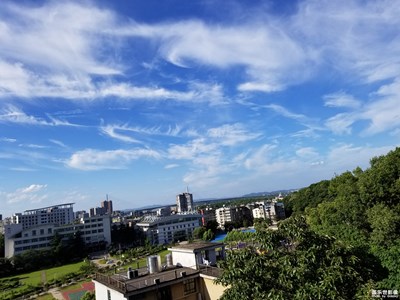 【行走，發(fā)現(xiàn)】+活潑的云
