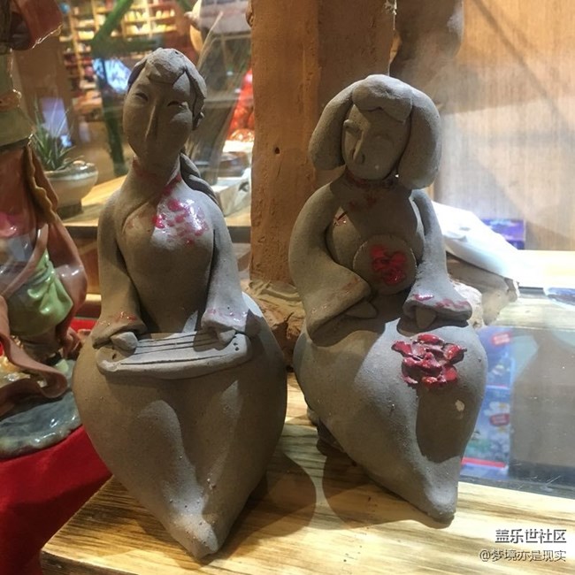 超開心的玩泥巴