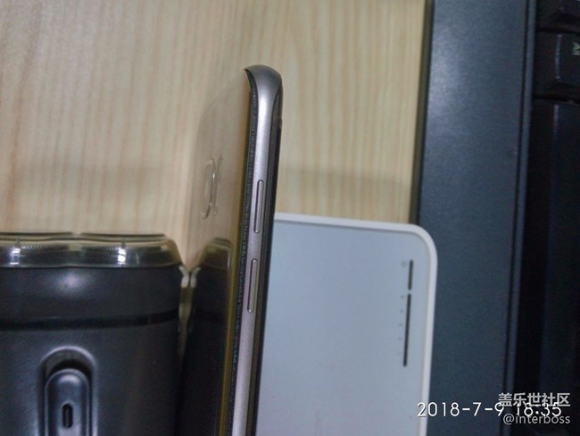 后蓋脫膠了。。。不知道能不能堅(jiān)持到5G商用。。。