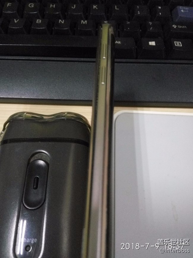 后蓋脫膠了。。。不知道能不能堅(jiān)持到5G商用。。。