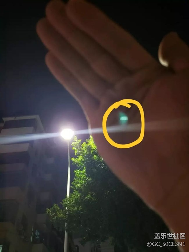 晚上拍照出現(xiàn)這是啥？