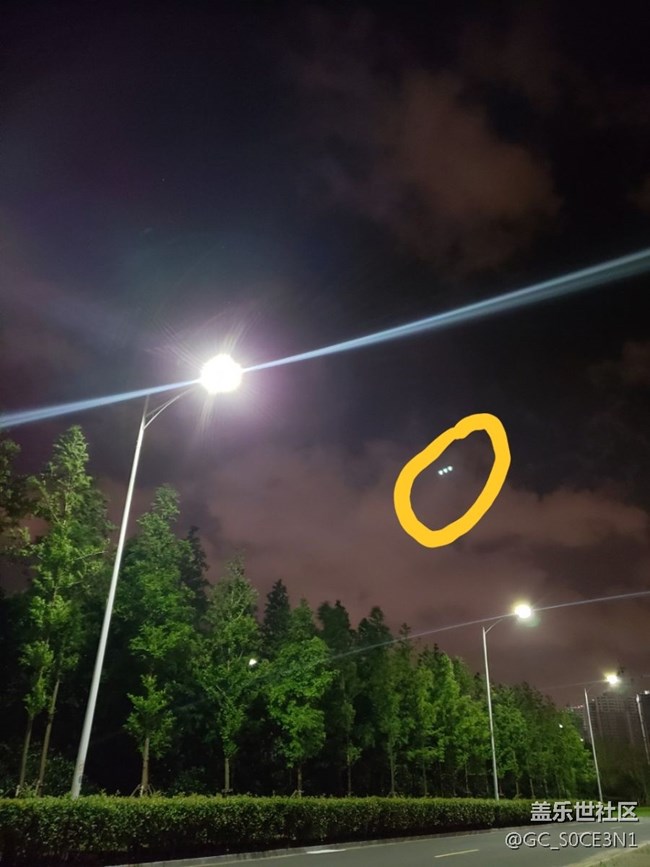 晚上拍照出現(xiàn)這是啥？