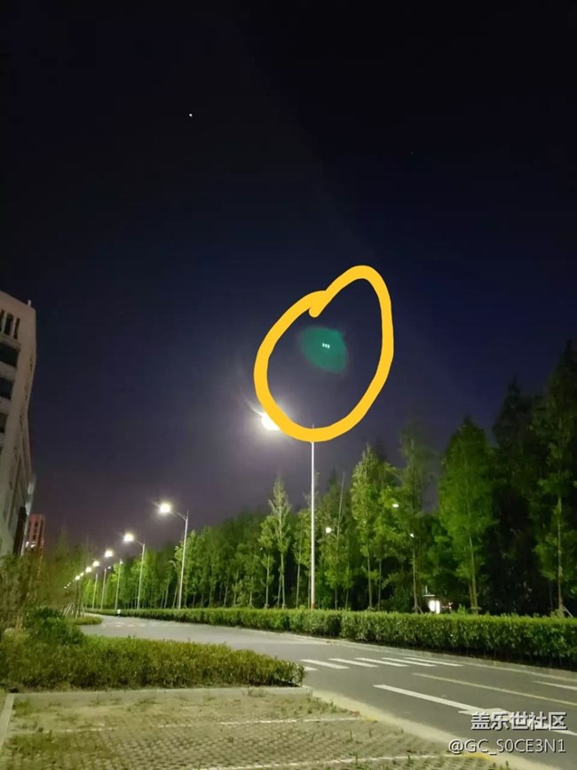 晚上拍照出現(xiàn)這是啥？