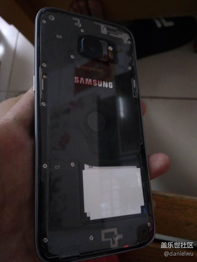 換了新電池，還換了新后蓋，帥得一p