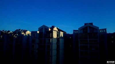 早晨，藍(lán)，天空。