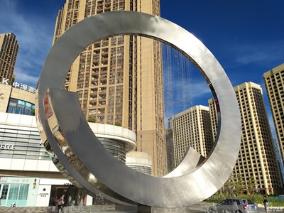 暴風(fēng)前的晴天的云朵