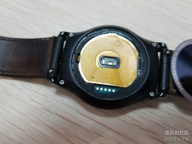 戴了兩年多的S2，后面的密封蓋開膠了。