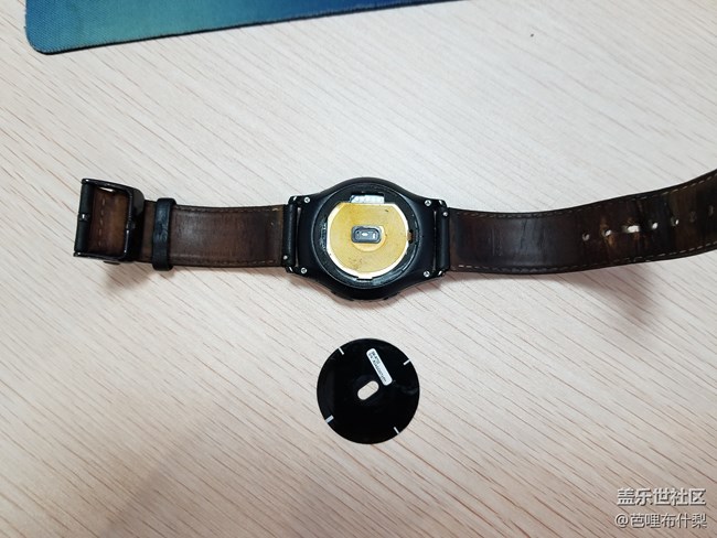 戴了兩年多的S2，后面的密封蓋開膠了。